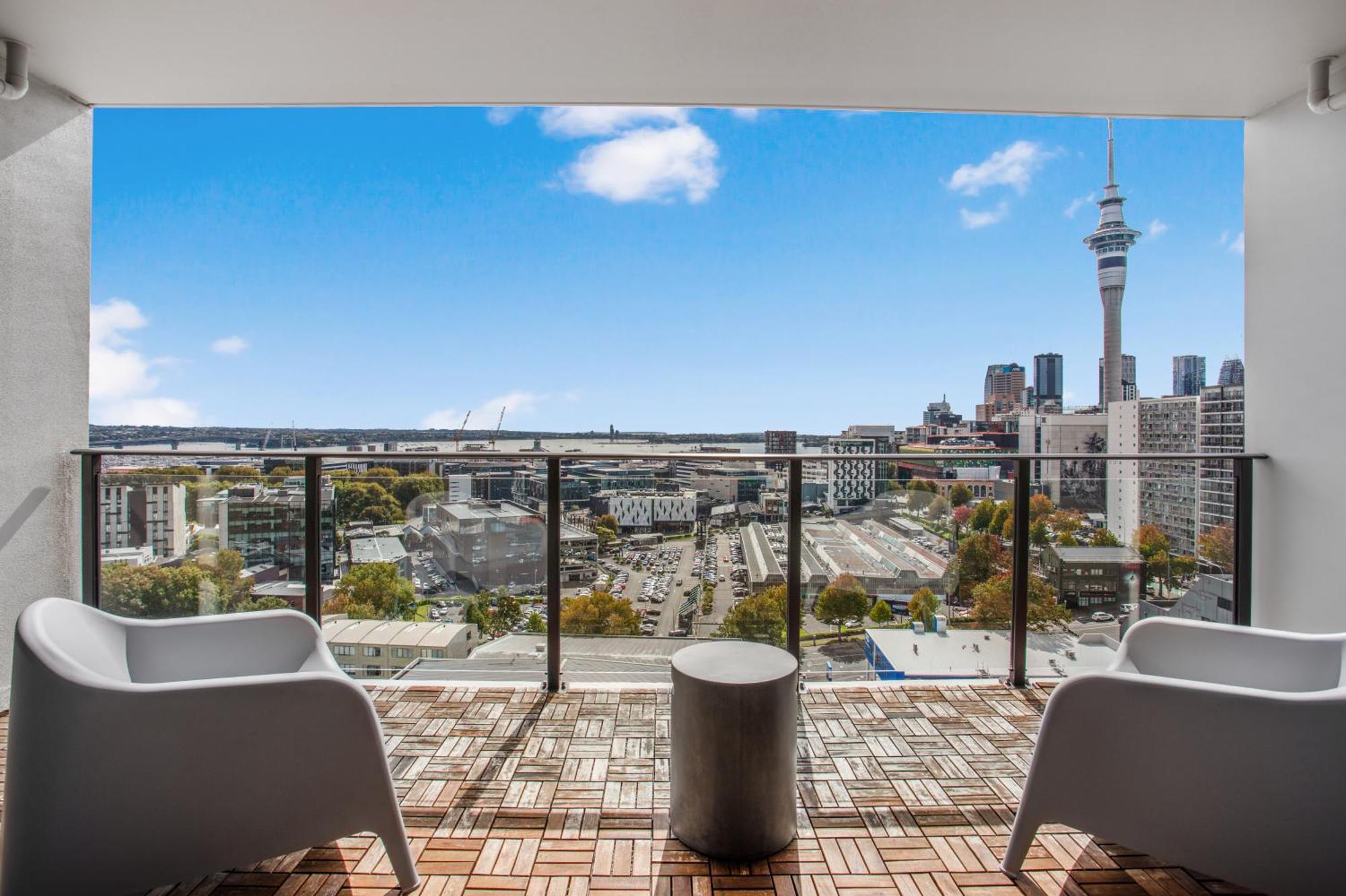 Apartment Skyline Serenade With Skycity View And Parking