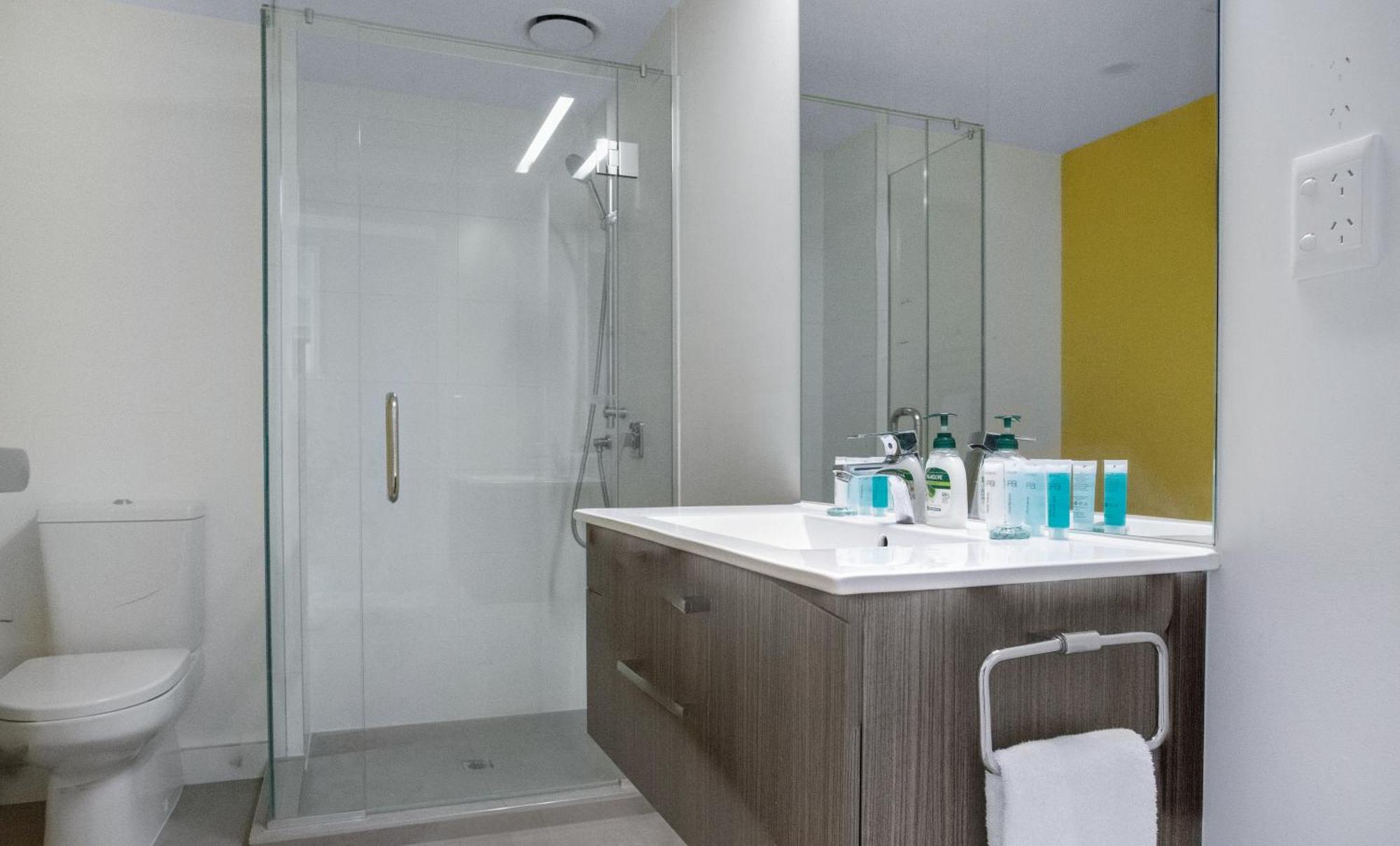 Skyline Serenade With Skycity View And Parking Apartment