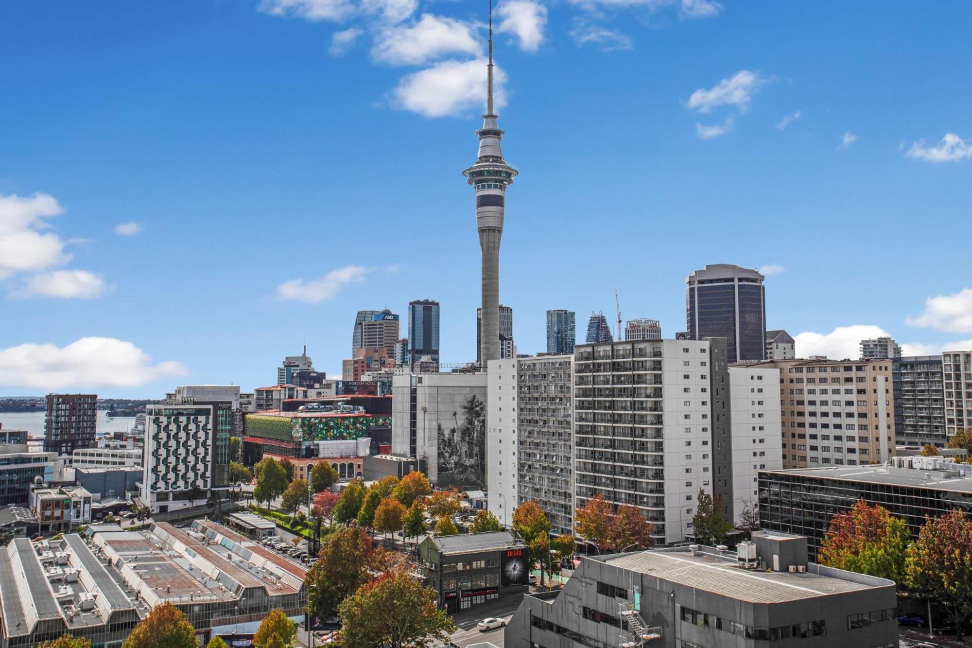 Apartment Skyline Serenade With Skycity View And Parking
